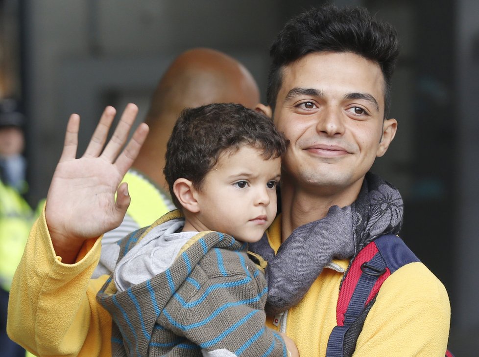Migranti ve vytouženém Německu, konkrétně na nádraží v Mnichově.
