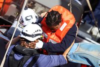 Ochrnutého uprchlíka vysadili pašeráci na útesu a utekli. Zachránil ho až vrtulník
