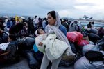 Migranti v řeckém přístavu Pireus po přesunu z přeplněného tábora na ostrově Lesbos