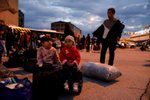 Migranti v řeckém přístavu Pireus po přesunu z přeplněného tábora na ostrově Lesbos (archivní foto)