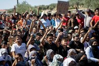 Migranti si stěžují na „peklo“. Premiér Řecka si rýpl do „pokrytců“ v EU
