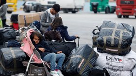 Migranti v řeckém přístavu Pireus po přesunu z přeplněného tábora na ostrově Lesbos