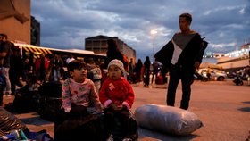 Migranti v řeckém přístavu Pireus po přesunu z přeplněného tábora na ostrově Lesbos (archivní foto)