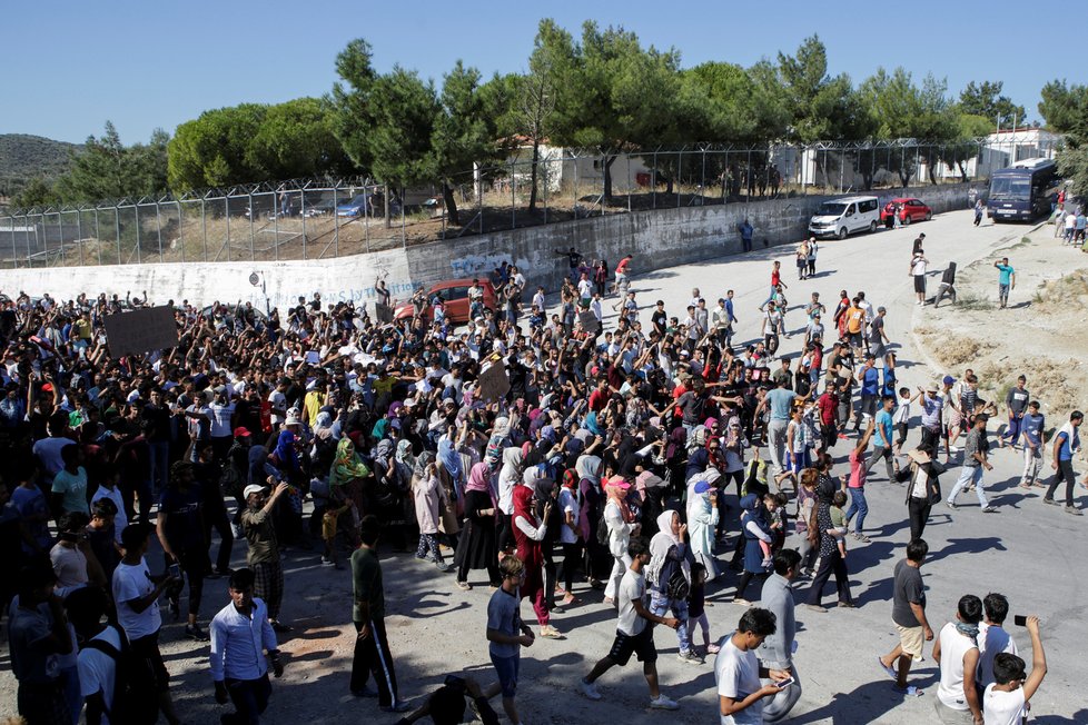 Největší řecký tábor pro migranty: Moria na ostrově Lesbos. Zasáhly jej i nepokoje a protesty.