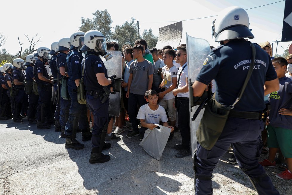 Největší řecký tábor pro migranty: Moria na ostrově Lesbos. Zasáhly jej i nepokoje a protesty.