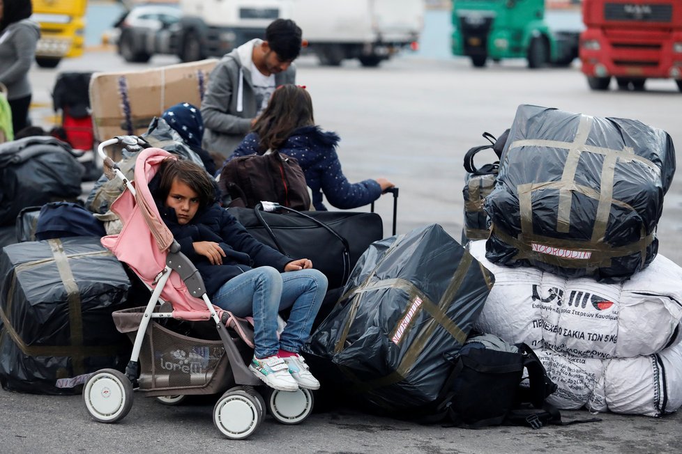 Migranti v řeckém přístavu Pireus po přesunu z přeplněného tábora na ostrově Lesbos