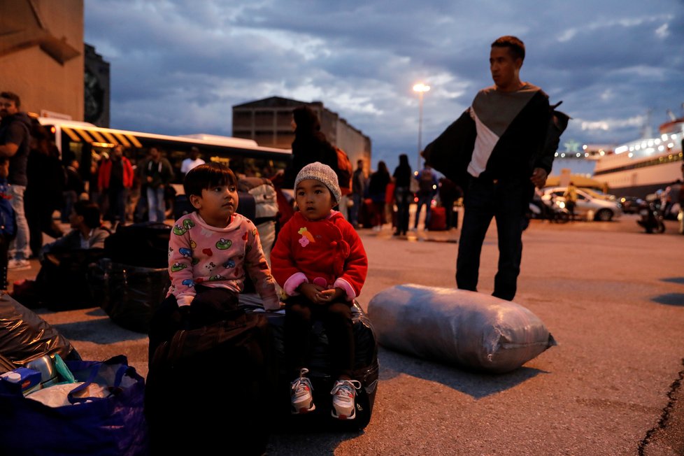 Migranti v řeckém přístavu Pireus po přesunu z přeplněného tábora na ostrově Lesbos