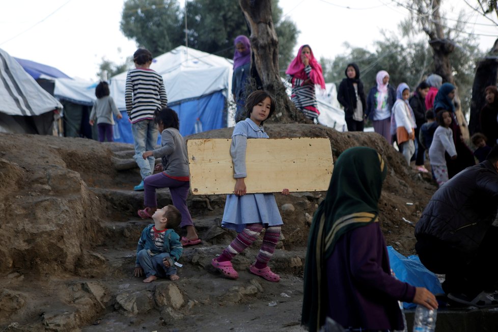 V řeckém táboře pro migranty Moria na ostrově Lesbos je mnoho dětí.