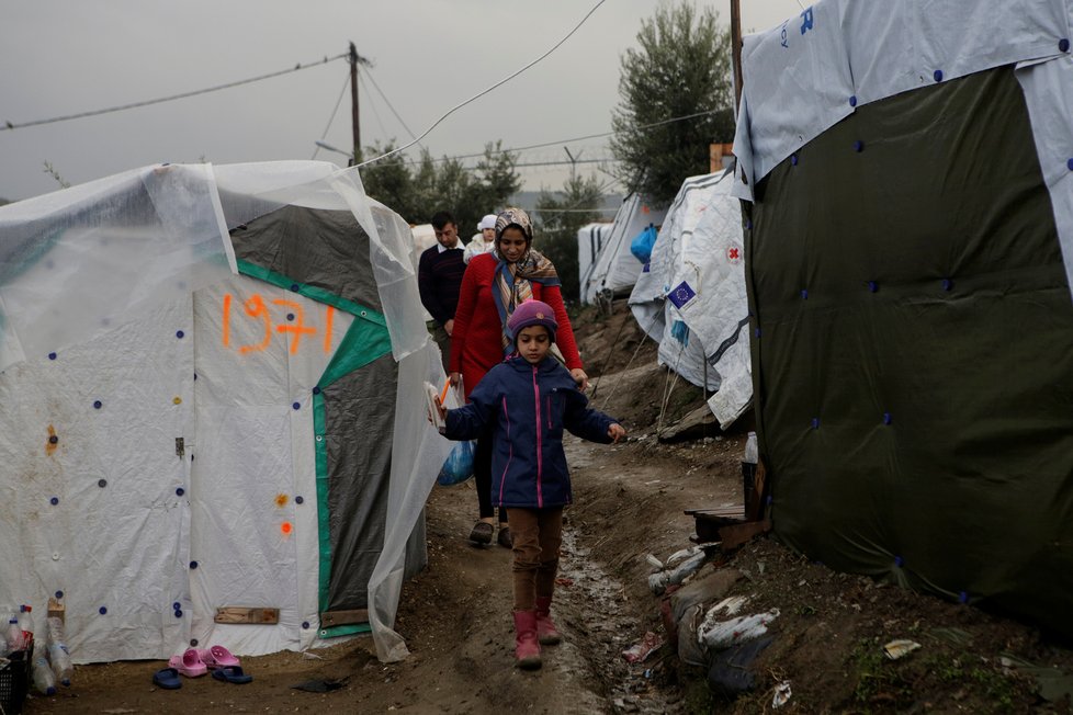 V řeckém táboře pro migranty Moria na ostrově Lesbos je mnoho dětí