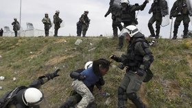 V Řecku došlo u hranic ke střetům mezi migranty a policií