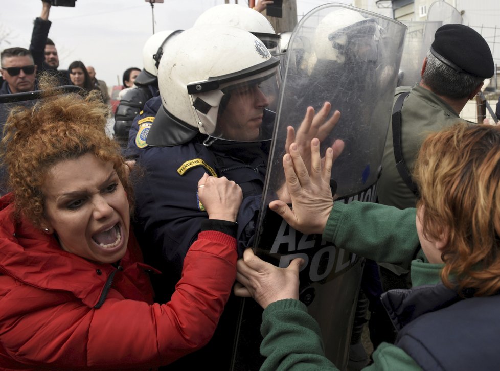 V Řecku došlo u hranic ke střetům mezi migranty a policií (6.4.2019)