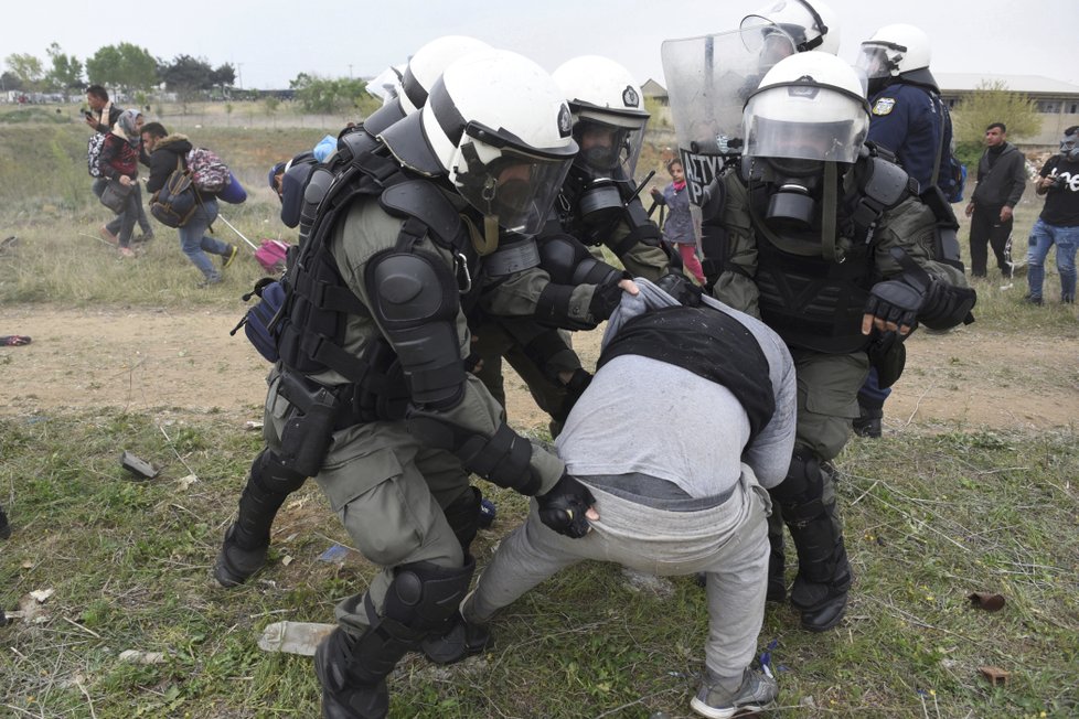 V Řecku došlo u hranic ke střetům mezi migranty a policií (6.4.2019)