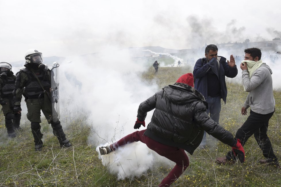 V Řecku došlo u hranic ke střetům mezi migranty a policií (6.4.2019)