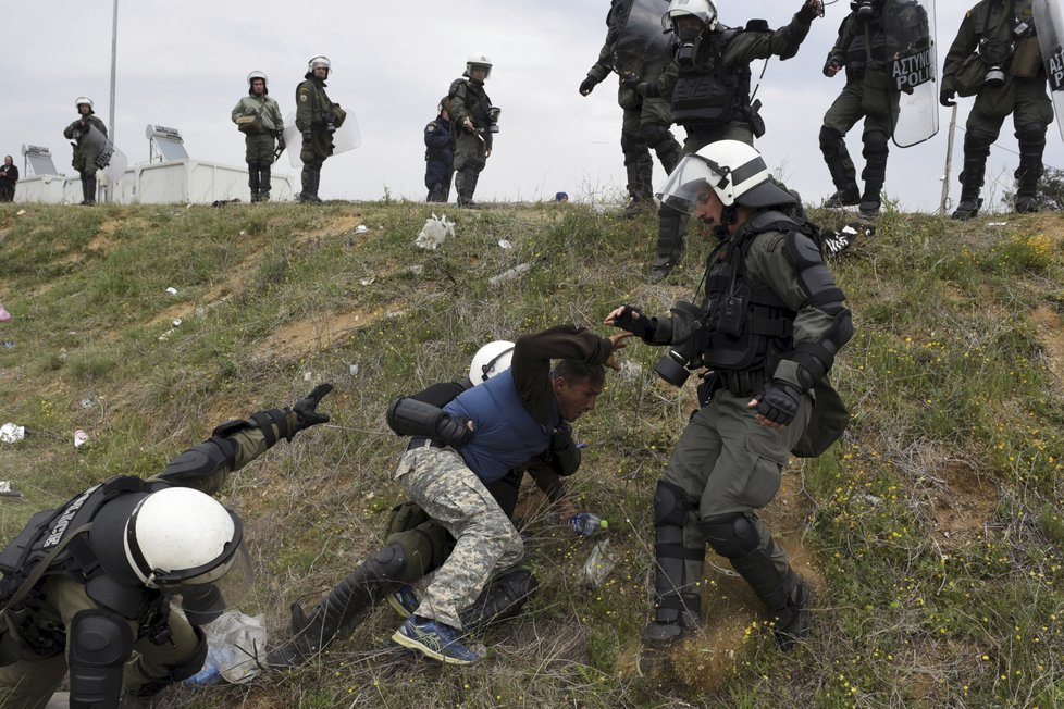 V Řecku došlo u hranic ke střetům mezi migranty a policií (6.4.2019)