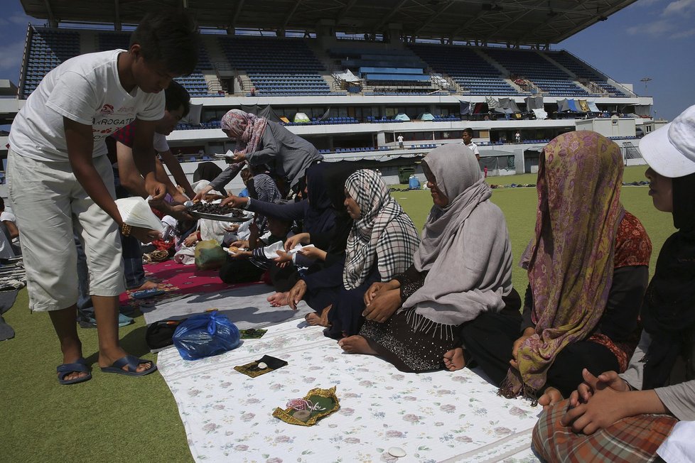 Migranti z Afgánistánu v uprchlickém táboře na stadionu v Athénách