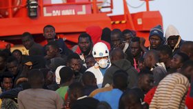 Migranti dál míří přes Středozemní moře, pomáhají jim neziskovky i Španělé.