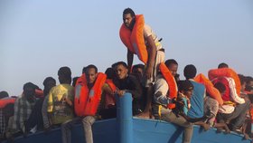 Migranti dál míří přes Středozemní moře, pomáhají jim neziskovky i Španělé