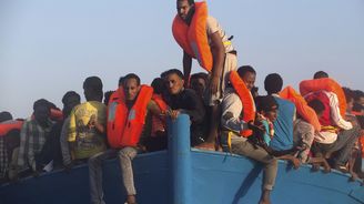 Přes Středomoří připlouvá stále méně migrantů, rizika na cestě narůstají 