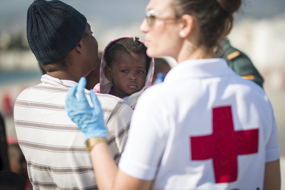 Migranti dál míří přes Středozemní moře, pomáhají jim neziskovky i Španělé.