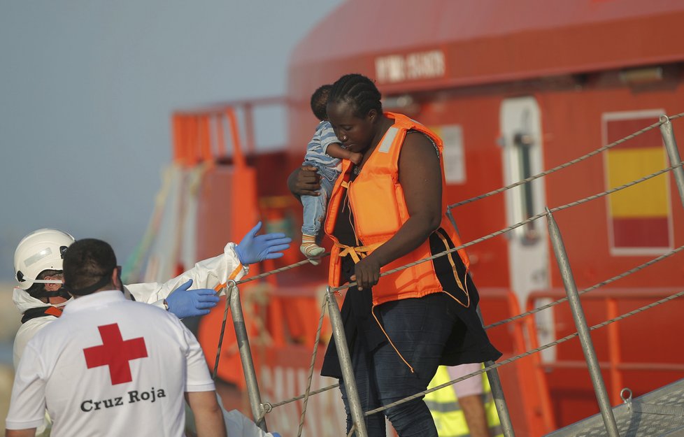 Migranti dál míří přes Středozemní moře, pomáhají jim neziskovky i Španělé