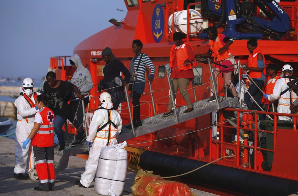 Žadatelé o azyl, uprchlíci, kterým byl azyl v nějaké podobě přiznán, i ti migranti, kterým nárok na azyl přiznán nebyl, kteří se ale mohou po určitou dobu zdržovat na území Německa. Takových lidí bylo podle statistiků v Německu na konci loňského roku 1,7 milionu.