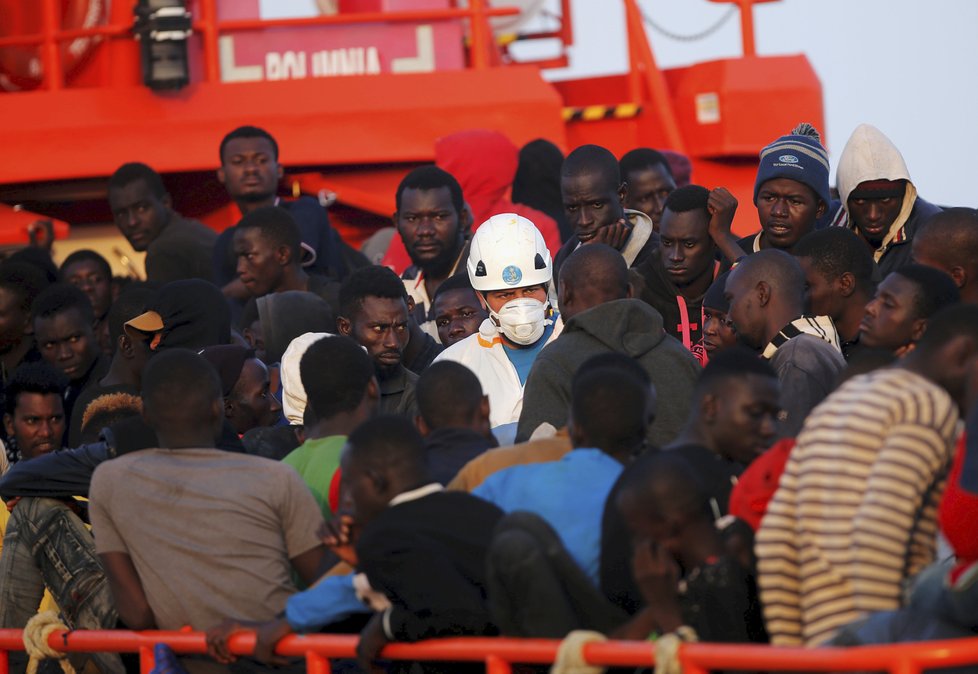 Migranti dál míří přes Středozemní moře, pomáhají jim neziskovky i Španělé