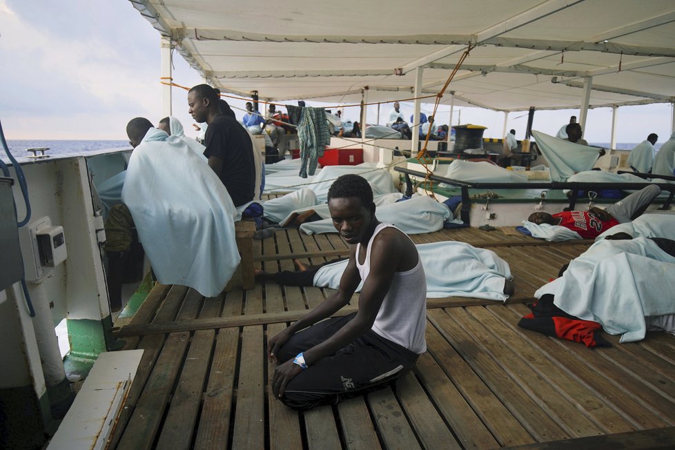 Migranti dál míří přes Středozemní moře, pomáhají jim neziskovky i Španělé