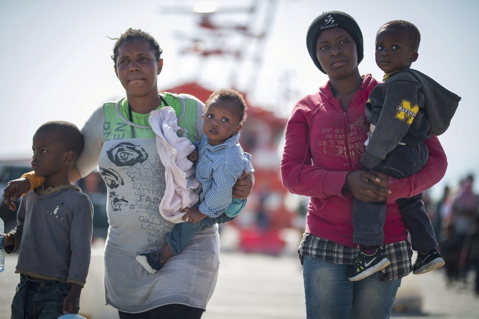 Migranti dál míří přes Středozemní moře, pomáhají jim neziskovky i Španělé.