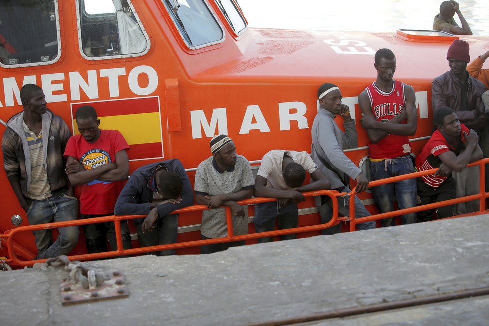 Migranti dál míří přes Středozemní moře, pomáhají jim neziskovky i Španělé.