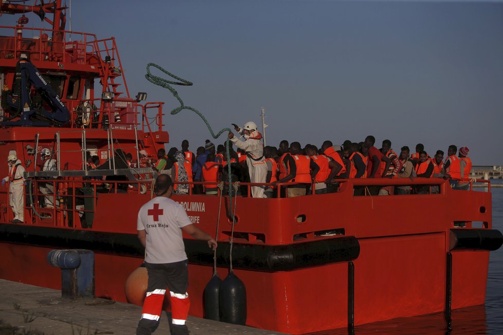 Migranti dál míří přes Středozemní moře, pomáhají jim neziskovky i Španělé.