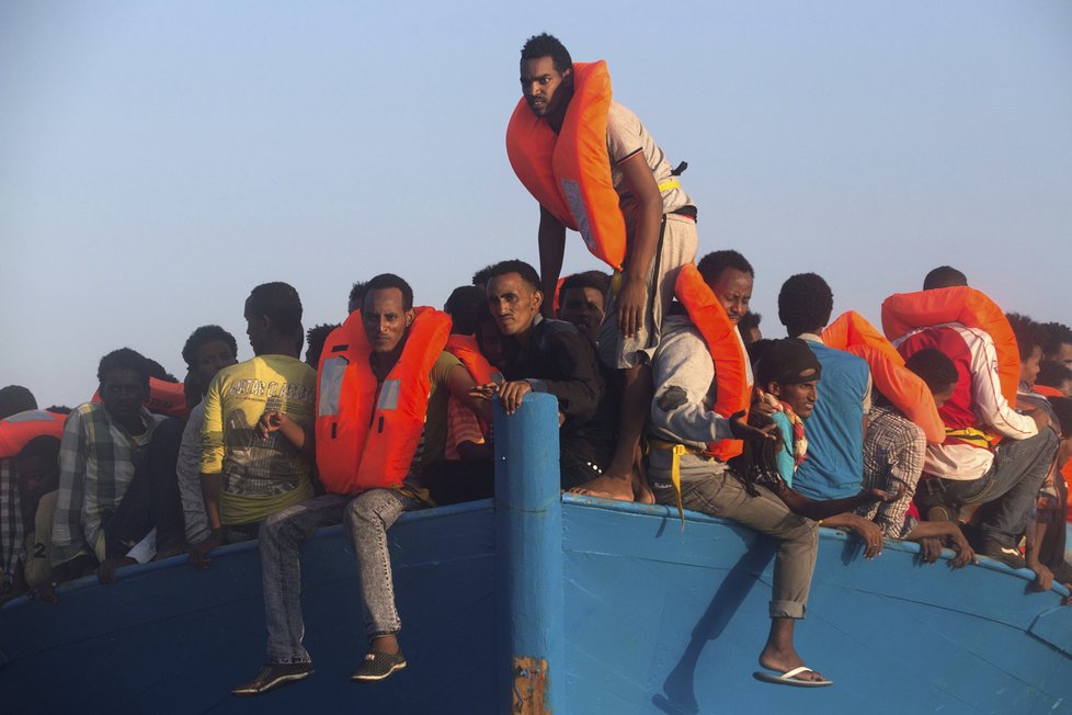 Migranti dál míří přes Středozemní moře