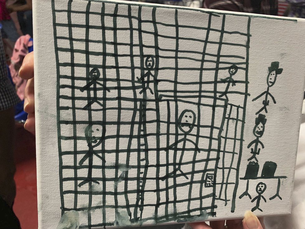 Dětské kresby, které vzbuzují hrůzu. Tím spíše, že mají popisovat jejich zážitky z tábora, ve kterém pobývají děti migrantů