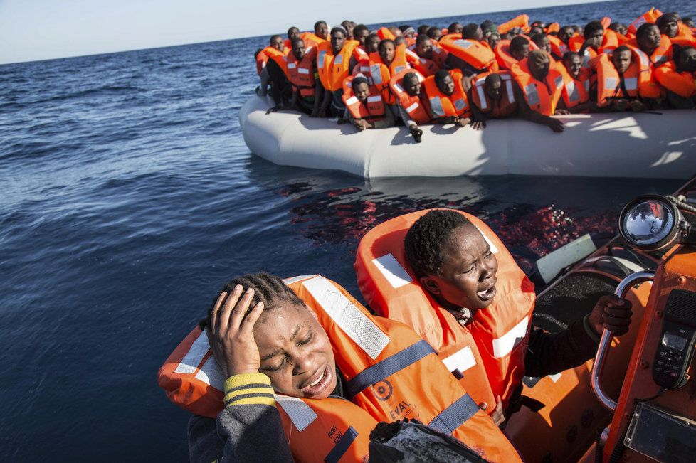 Ve Středozemním moři ztroskotala loď s více než stovkou migrantů (ilustrační foto).