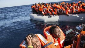 Ve Středozemním moři ztroskotala loď s více než stovkou migrantů (ilustrační foto).