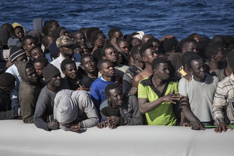 Ve Středozemním moři ztroskotala loď s více než stovkou migrantů (ilustrační foto).