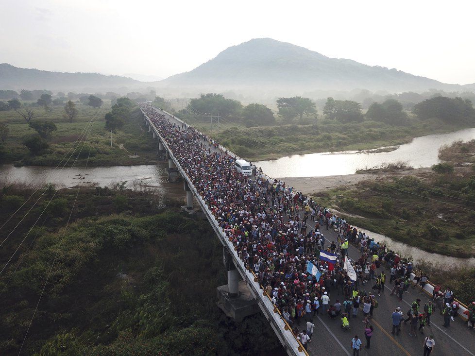 Tisíce migrantů ze Střední Ameriky míří do USA. Prezident na hranice vyslal přes 15 tisíc vojáků. Zvažuje úplné uzavření hranic.