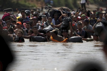 Tisíce migrantů ze Střední Ameriky míří do USA. Prezident na hranice vyslal přes 15 tisíc vojáků. Zvažuje úplné uzavření hranic.