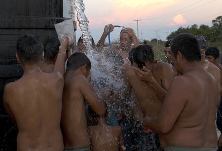 Tisíce migrantů ze Střední Ameriky míří do USA. Prezident na hranice vyslal přes 15 tisíc vojáků. Zvažuje úplné uzavření hranic. O bezpečí a základní potřeby migrantů se v Mexiku starají dobrovolníci z domácích i amerických neziskovek.