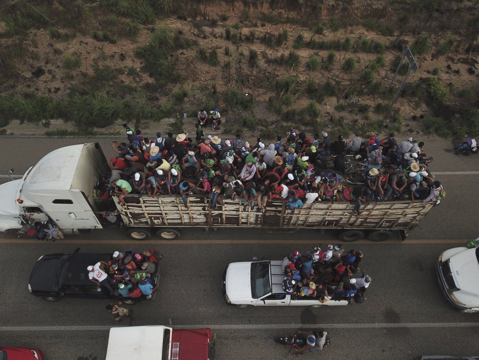 Tisíce migrantů ze Střední Ameriky míří do USA. Prezident na hranice vyslal přes 15 tisíc vojáků. Zvažuje úplné uzavření hranic.