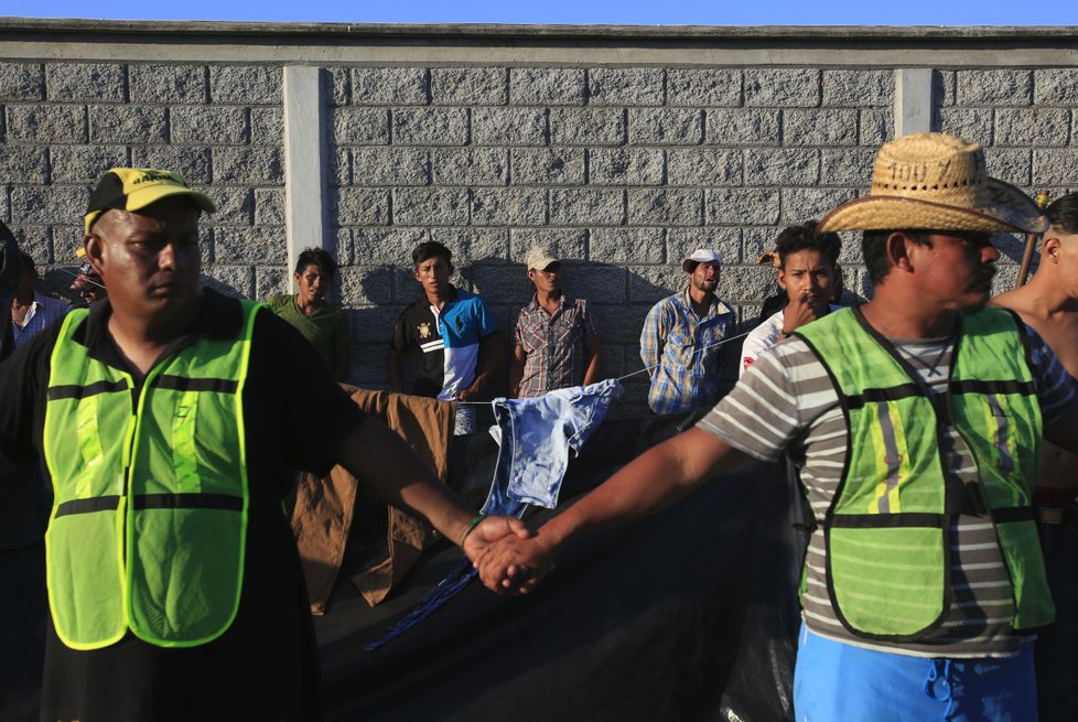 Tisíce migrantů ze Střední Ameriky míří do USA. Prezident na hranice vyslal přes 15 tisíc vojáků. Zvažuje úplné uzavření hranic. O bezpečí a základní potřeby migrantů se v Mexiku starají dobrovolníci z domácích i amerických neziskovek.