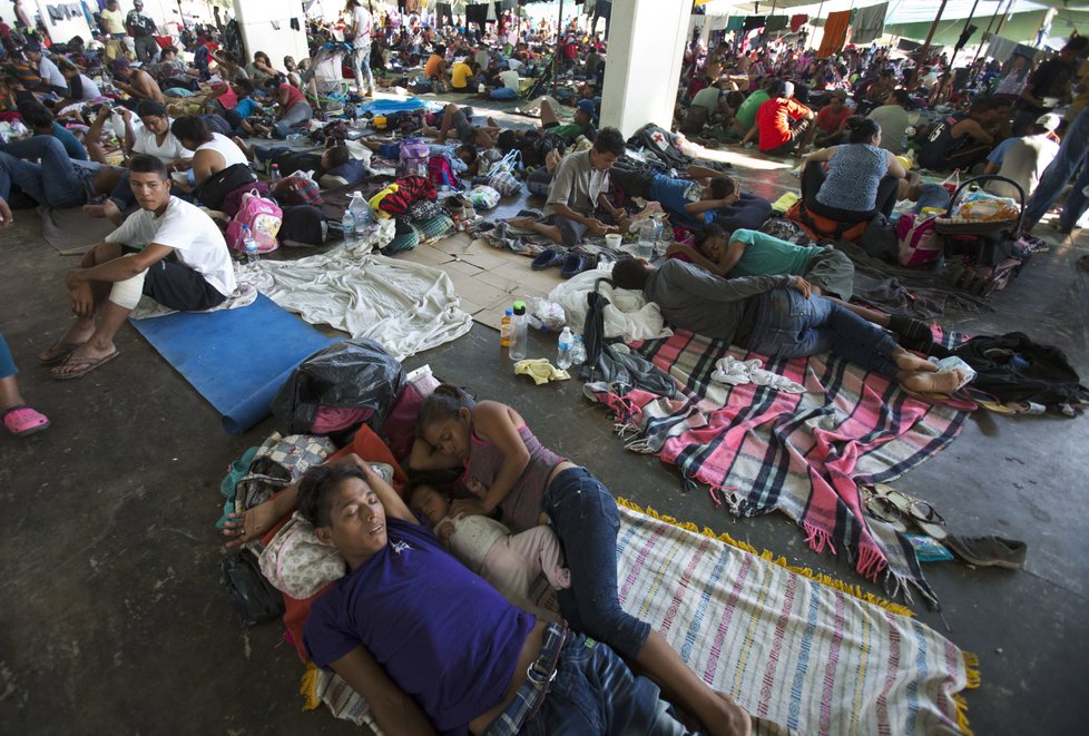 Tisíce migrantů ze Střední Ameriky míří do USA. Prezident na hranice vyslal přes 15 tisíc vojáků. Zvažuje úplné uzavření hranic.