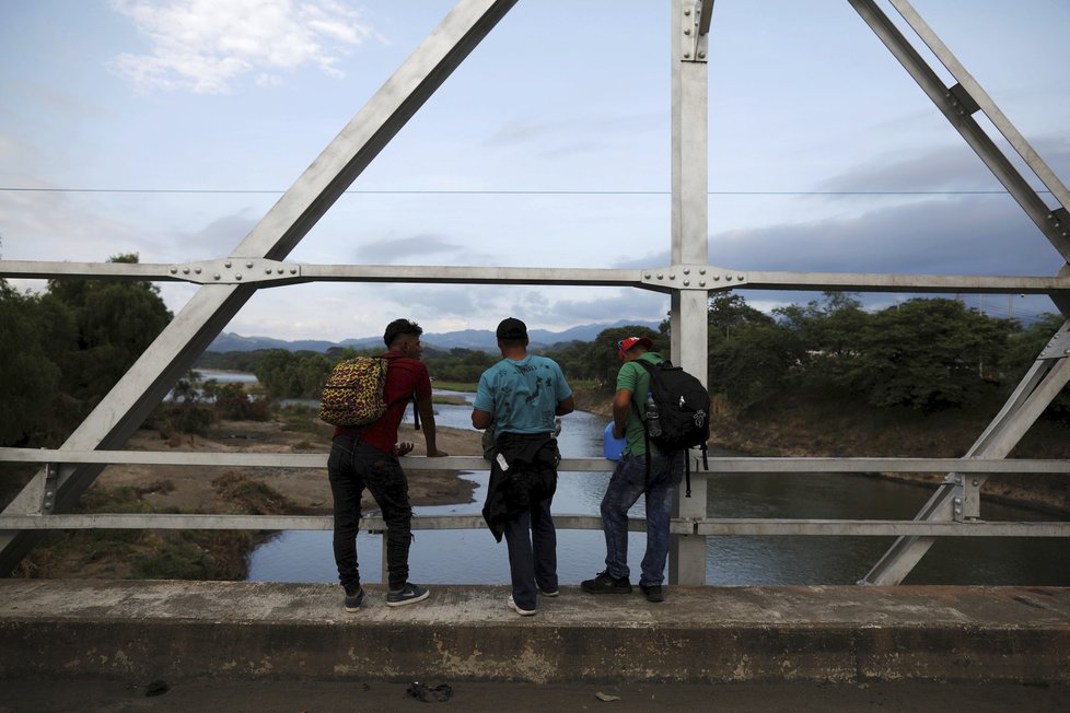 Tisíce migrantů ze Střední Ameriky míří do USA. Prezident na hranice vyslal přes 15 tisíc vojáků. Zvažuje úplné uzavření hranic.