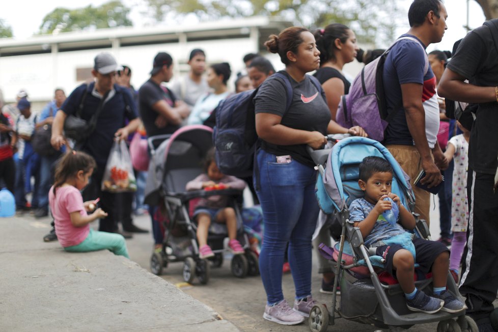 Tisíce migrantů ze Střední Ameriky míří do USA. Prezident na hranice vyslal přes 15 tisíc vojáků. Zvažuje úplné uzavření hranic.