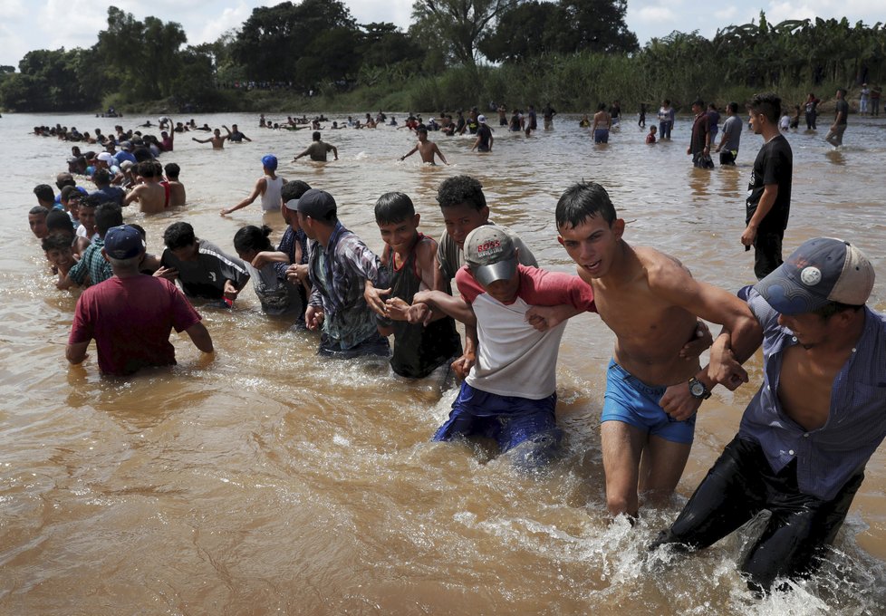 Tisíce migrantů ze Střední Ameriky míří do USA. Prezident na hranice vyslal přes 15 tisíc vojáků. Zvažuje úplné uzavření hranic.