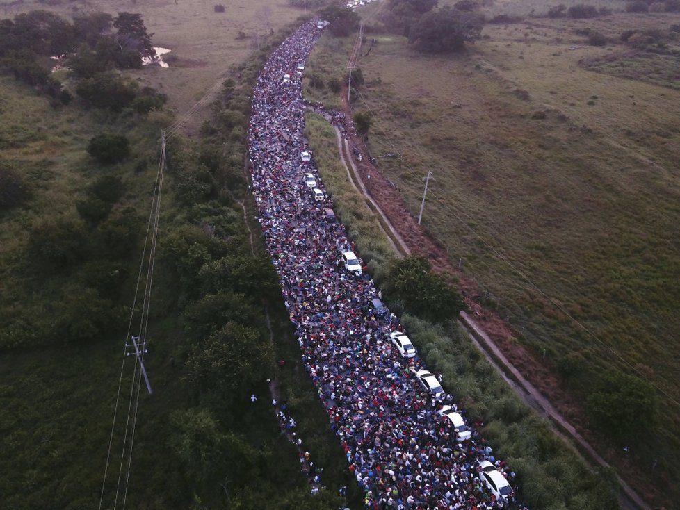 Tisíce migrantů ze Střední Ameriky míří do USA. Prezident na hranice vyslal přes 15 tisíc vojáků. Zvažuje úplné uzavření hranic.