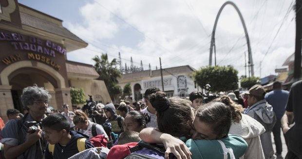 Hraniční přechod Mexika s USA byl uzavřen, ucpala ho karavana migrantů