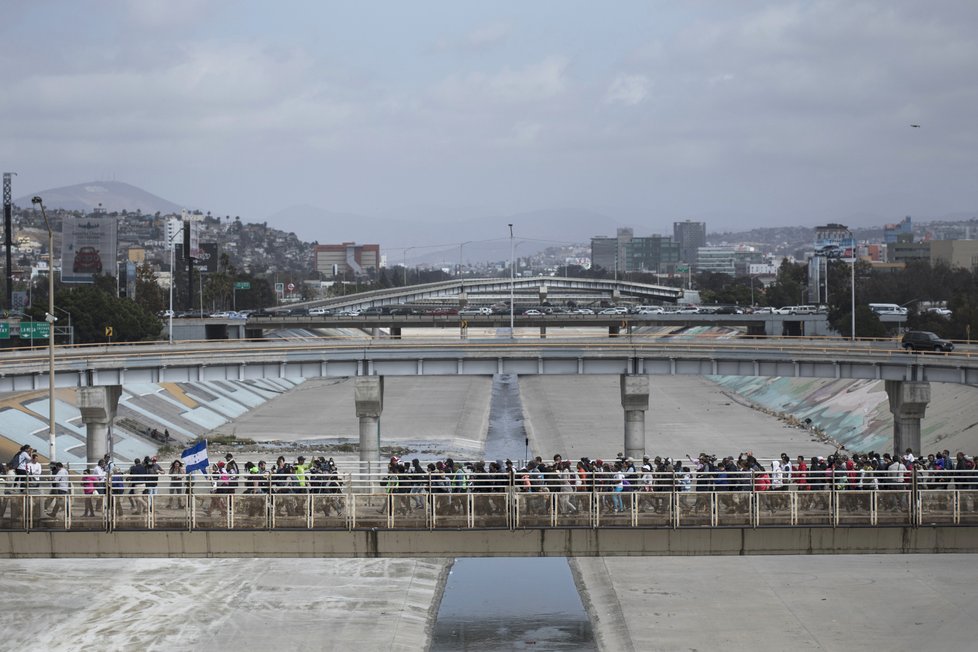 Přechod s Mexikem u San Diega je kvůli náporu migrantů uzavřen