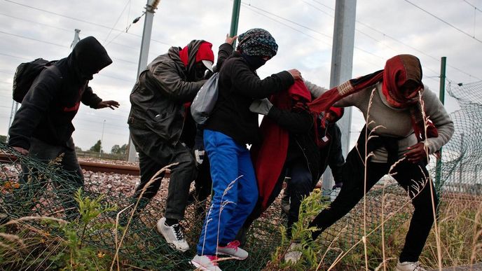 Migranti utíkají před policií v Calais