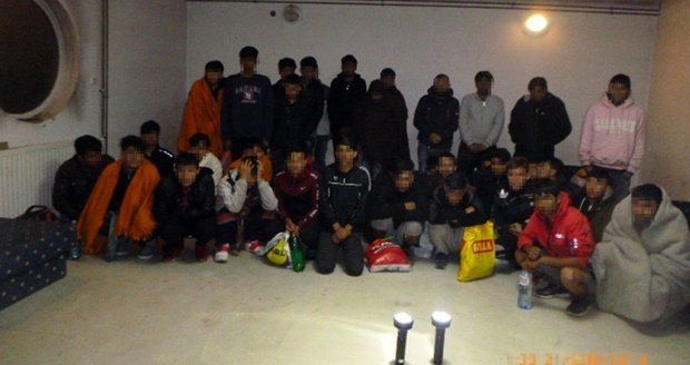 Policie našla 38 migrantů mezi konzervami. Do Maďarska cestovali vlakem