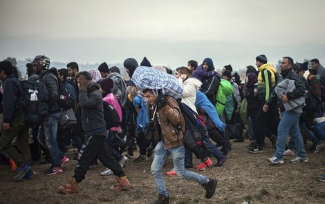 Nápor migrantů proudících do Rakouska neustává.